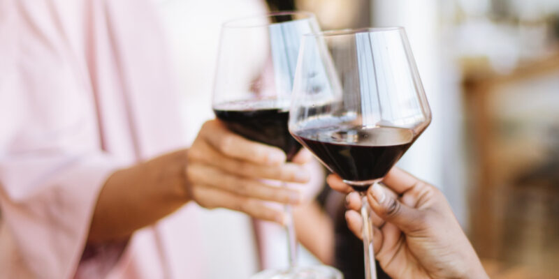 Two glasses of Cabernet Sauvignon, the perfect wine for Super Bowl pairings.